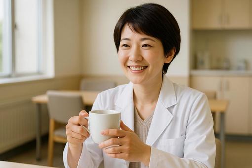 休憩する女性医師 休憩する女性医師の写真