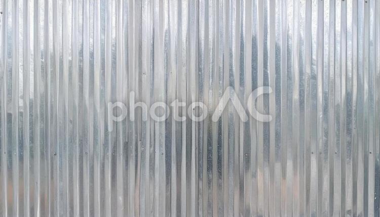 シルバーの波板金属の背景 シルバー,金属,波板の写真素材