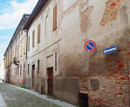 北イタリアの町並み 中世の町 路地裏 北イタリアの町並み 中世の町 路地裏 の写真