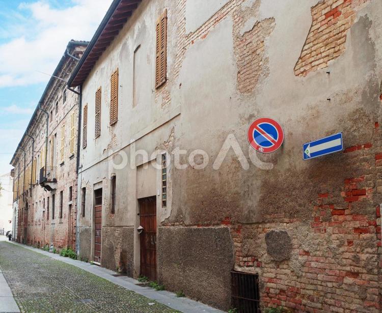北イタリアの町並み 中世の町  路地裏  イタリア,イタリー,イタリヤの写真素材