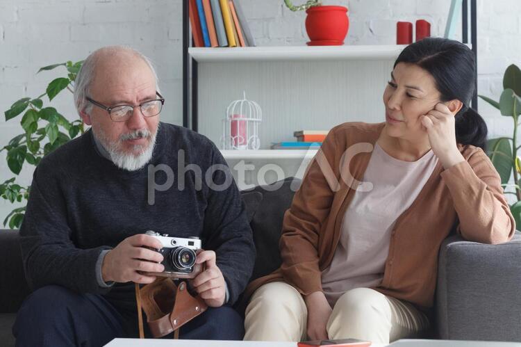 写真を撮る老人カップル3 老人,カップル,シニアの写真素材