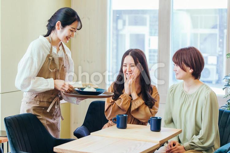 ランチを食べる客とカフェスタッフ ランチ,レストラン,カフェの写真素材