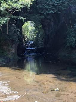 能溝の滝 亀岩の洞窟 能溝の滝 亀岩の洞窟 千葉県,君津市,能溝の滝の写真素材