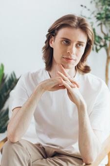 両手を組んで椅子に座る男性 男性,外国人,欧米人の写真素材