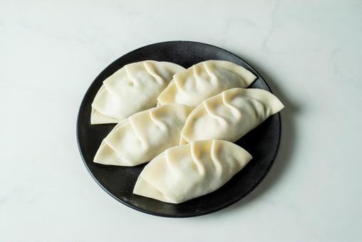 黒皿と餃子 黒皿と餃子の写真