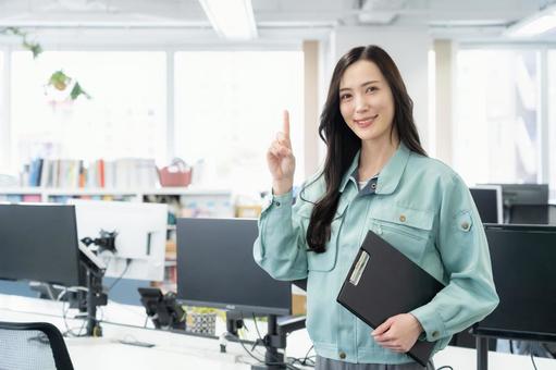 オフィスで仕事をする若い女性エンジニア オフィスで仕事をする若い女性エンジニア エンジニア,設計士,ビジネスの写真素材
