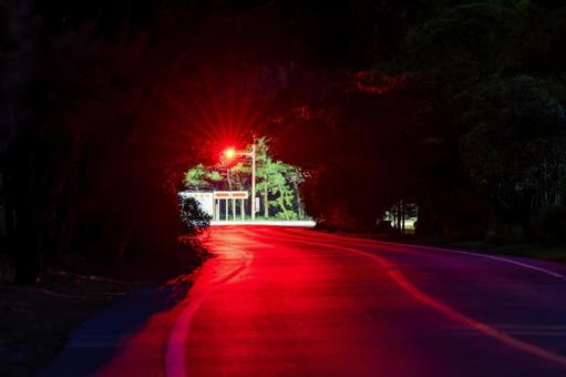 暗闇の中の赤信号 暗闇の中の赤信号の写真