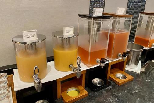 ビュッフェにあるドリンクコーナー。 ビュッフェにあるドリンクコーナー。 ドリンク,ジュース,野菜の写真素材