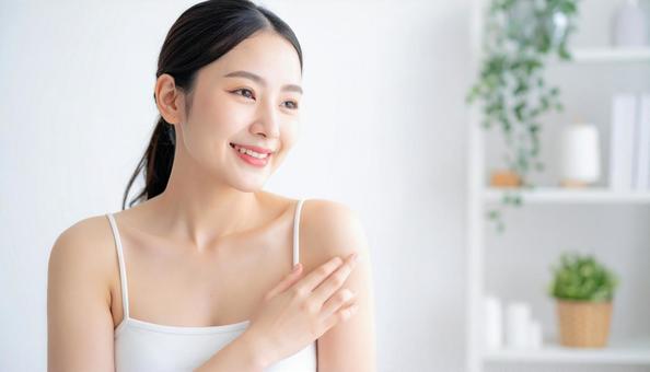 自宅でお化粧をする女性 自宅でお化粧をする女性の写真