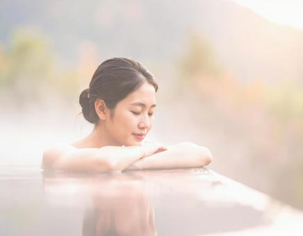 温泉に浸かる女性 温泉に浸かる女性の写真