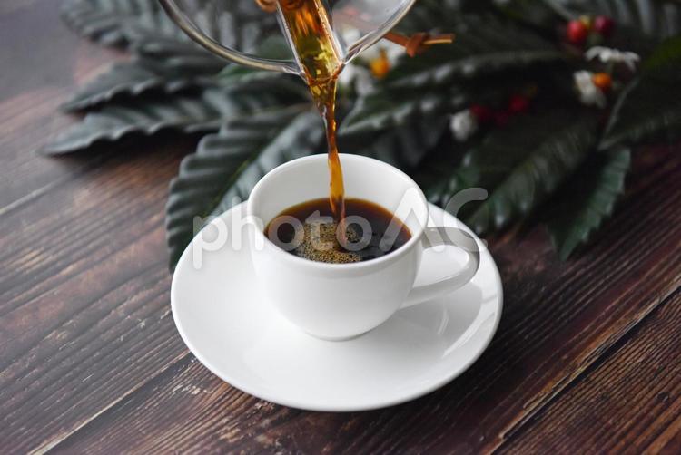 ホットコーヒーをそそぐイメージ コーヒー,コーヒー豆,珈琲豆の写真素材