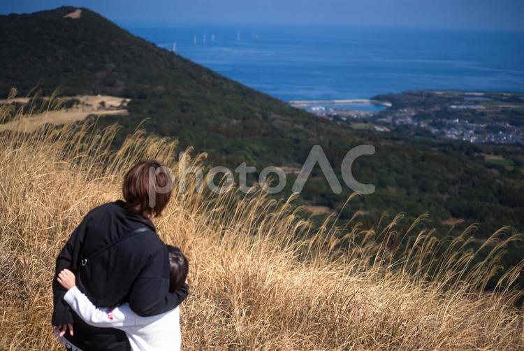 ※＜五島市鬼岳＞山登りをしている親子 親子,家族,ハグの写真素材