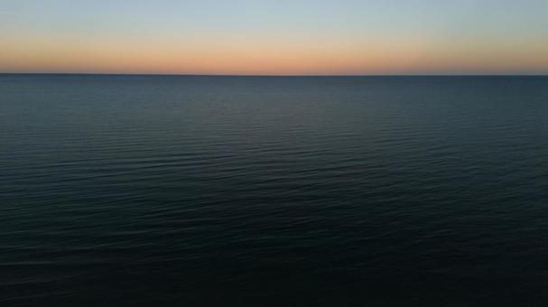 夕暮れの広大な海と水平線 夕暮れの広大な海と水平線の写真