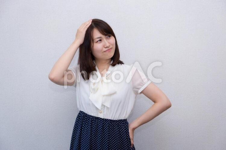 失敗してしまった女性 女性,両手,手の写真素材
