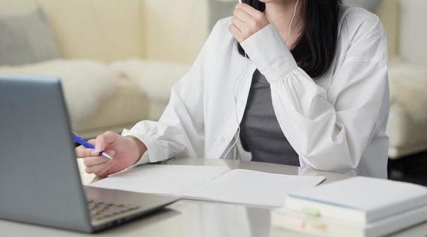 オンライン学習をするアジア人女性 オンライン学習をするアジア人女性 オンライン,学習,勉強の写真素材