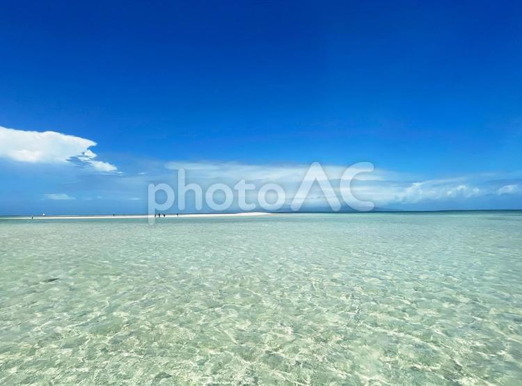 透き通った海と青空 海,波,テクスチャの写真素材