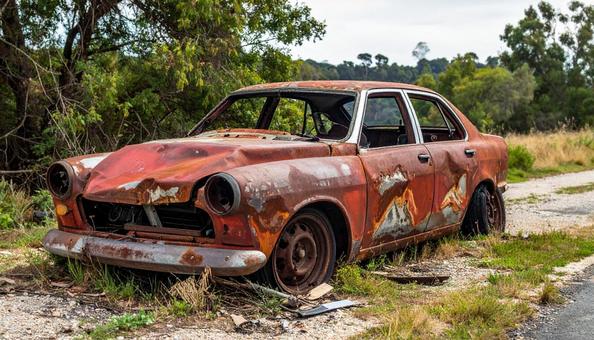 塗装が剝がれ錆が出ている古い車 塗装が剝がれ錆が出ている古い車の写真