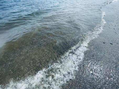 斜めから眺めた波打ち際 斜めから眺めた波打ち際の写真