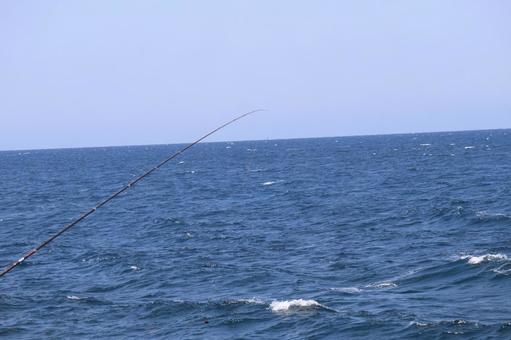 釣り竿と波のある青い海面の海と空と水平線 釣り竿と波のある青い海面の海と空と水平線 釣り竿,波,青いの写真素材