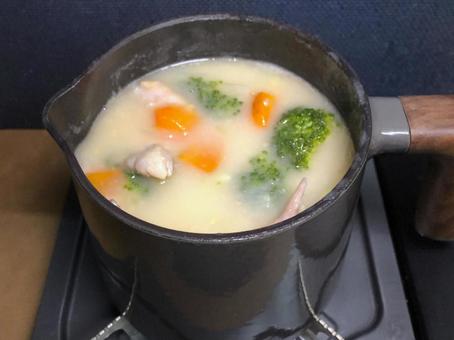 鋳鉄ポットで作ったクリームシチュー 鋳鉄ポットで作ったクリームシチューの写真