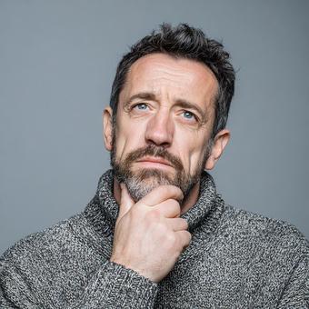 集中して思考する、髭のある中年男性 集中して思考する、髭のある中年男性の写真
