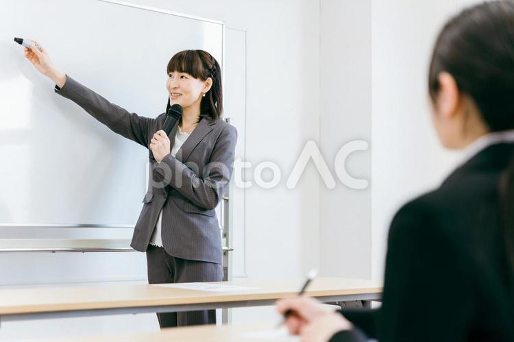 塾・講義・セミナーをする女性講師 塾,講義,セミナーの写真素材
