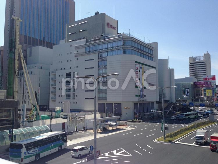2014年、駅前の車が込み合う県道21号 兵庫県道21号,神戸明石線,駅前の写真素材
