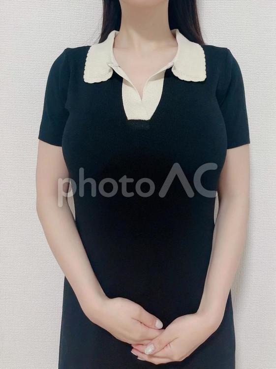 ポーズをとるワンピースの女性(手を組む) 女性,ポーズ,ワンピースの写真素材