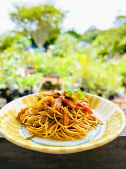 自然の中で食べるナポリタン ランチタイム 自然の中で食べるナポリタン ランチタイムの写真