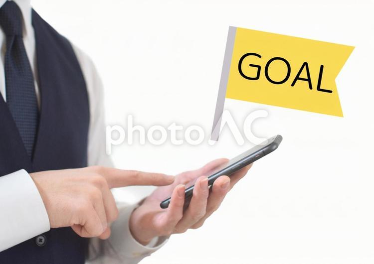 スマホ操作するビジネスマンとゴール ゴール,goal,目標の写真素材