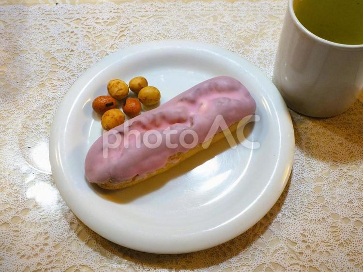 おやつのエクレアと豆菓子と煎茶 おやつ,お菓子,スィーツの写真素材