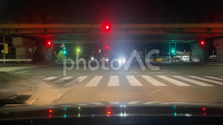 高速道路と一般道の交差点の赤信号 赤信号,信号,交差点の写真素材