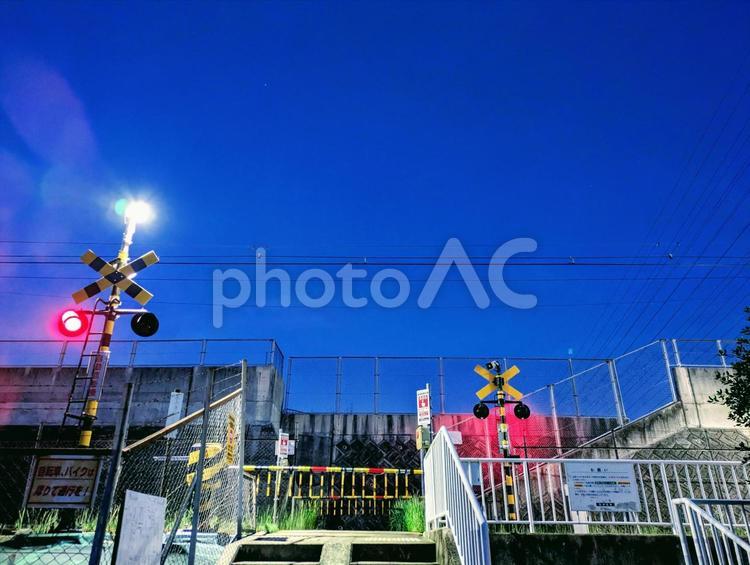 夕暮れ時の踏切、兵庫県西宮市 阪神電鉄,武庫川線,踏切の写真素材