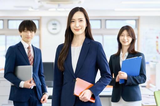 オフィスに立つ信頼感のあるビジネスチーム ビジネス,オフィス,チームの写真素材