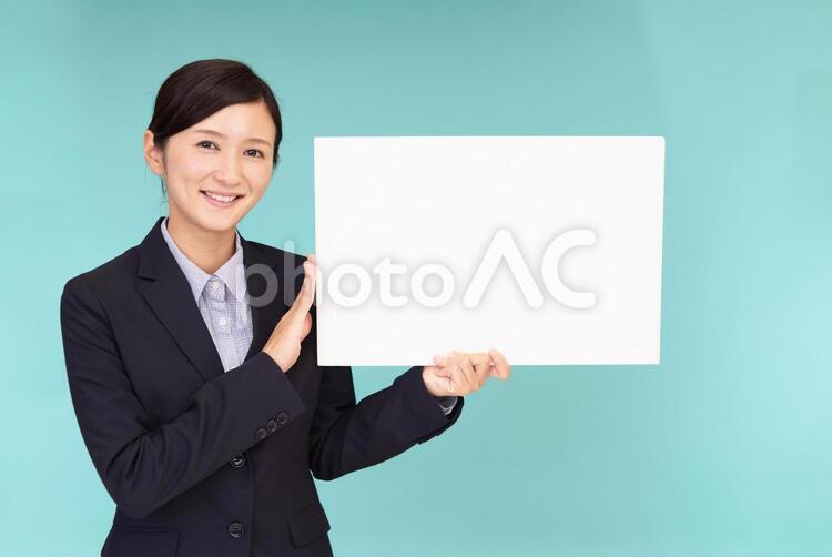 ホワイトボードを持つ笑顔のビジネスウーマン 女性,ビジネスウーマン,女の写真素材