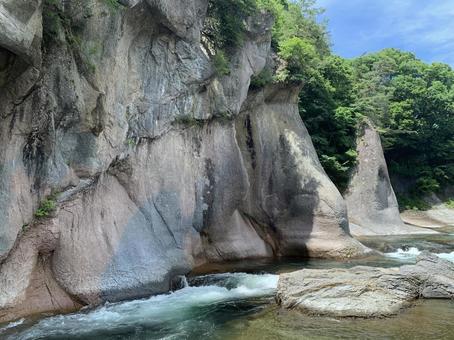 Photo, valley, clear stream, rocky skin, 