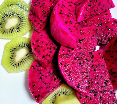 キウイとドラゴンフルーツ キウイとドラゴンフルーツ キウイ,ドラゴンフルーツ,フルーツの写真素材