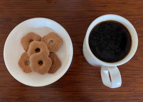 カルディドリップコーヒーと蕎麦ボーロ カルディドリップコーヒーと蕎麦ボーロ コーヒータイム,コーヒーブレイク,コーヒーの写真素材