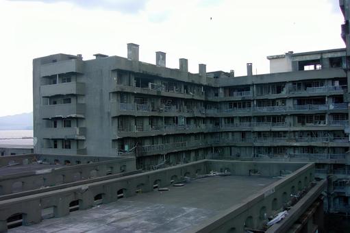 崩壊した軍艦島の集合住宅 崩壊した軍艦島の集合住宅 軍艦島,端島,炭鉱の写真素材