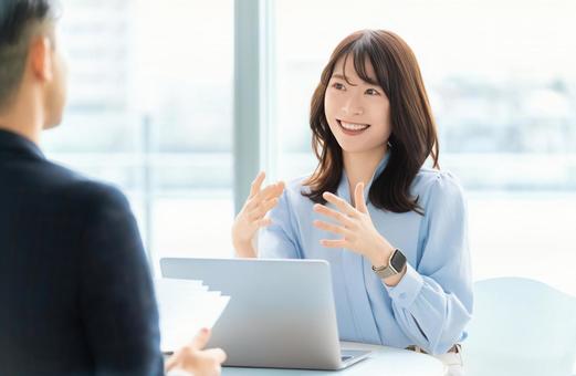 ミーティングをする男女2人のビジネスマン ミーティングをする男女2人のビジネスマン 男性,女性,男女の写真素材
