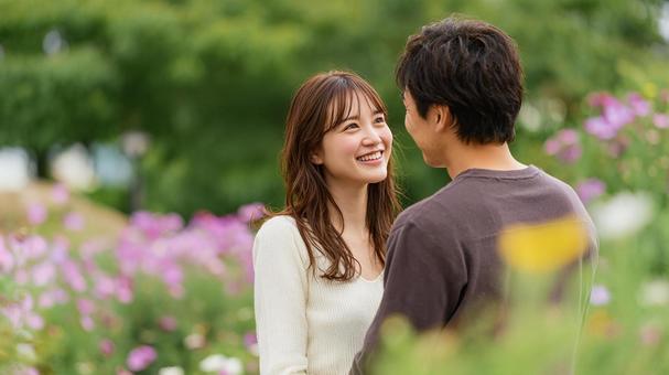 夏のガーデンデートの一コマの写真