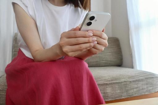 スマホを持つ女性 スマホを持つ女性 スマホ,女性,スマートフォンの写真素材