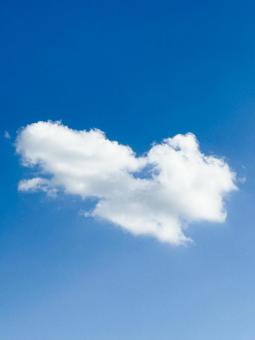 ハートの雲 ハート,雲,青空の写真素材