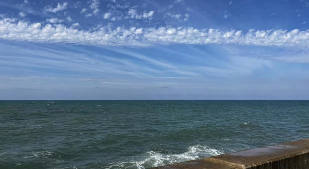 初秋の海とすじ雲の空 初秋の海とすじ雲の空 青空,雲,水平線の写真素材