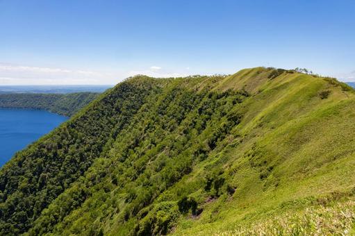 摩周湖の山と青空 摩周湖の山と青空 知床観光,カムイシュ島,道東の写真素材