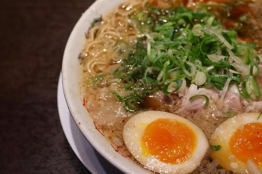 ラーメン店の味玉ラーメン ラーメン店の味玉ラーメンの写真