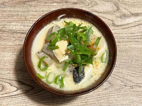 木目のテーブルの上の美味しそうな鮭の粕汁 粕汁,鮭,和食の写真素材