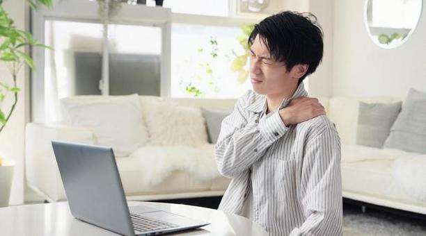 パソコン作業で肩が痛くなるアジア人男性 パソコン作業で肩が痛くなるアジア人男性 タイピング,肩,痛いの写真素材