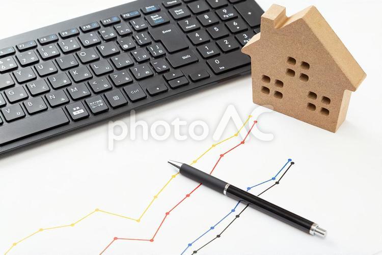住宅とグラフとパソコン 不動産,グラフ,パソコンの写真素材