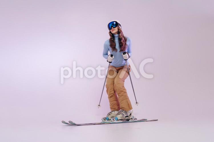 スキーをしているゴーグルの女性の全身 冬,スポーツ,ウィンタースポーツの写真素材